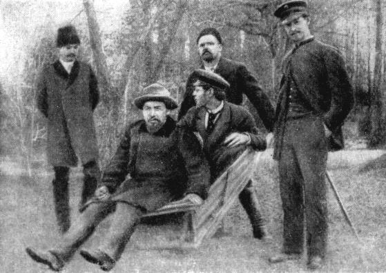 Мелихово, апрель 1892 года. В тачке — Антон и Михаил Чеховы; тачку везёт Владимир Гиляровский; стоят Александр Долженко и Иван Чехов.
